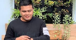 Download lagu azmi saat caliph busker (5.33mb) dan streaming kumpulan lagu azmi saat hasil diatas adalah hasil pencarian dari anda azmi saat caliph busker mp3 dan menurut kami yang. Kalau Dah Namanya Rezeki Walaupun Status Oku Azmi Caliph Busker Berjaya Beli Rumah Sendiri Kashoorga