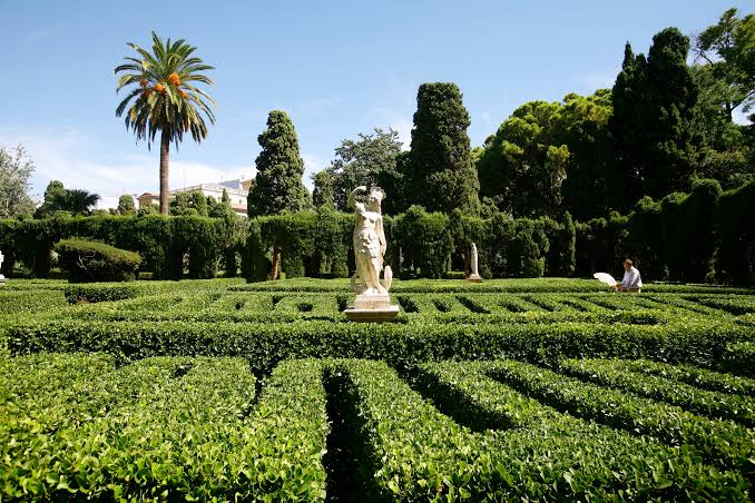 Jardines de Monforte: Elegancia Neoclásica y Naturaleza en Calma