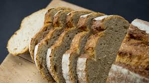 Prendiamo le nostre fette di pane e, per comodità anche in cottura, dividiamole a metà. Quando Si Ha Poco Tempo Ecco Come Con Un Uovo Ed Una Fetta Di Pane Duro Si Puo Creare Una Ricetta Economica Ed Un Salvacena Saporito