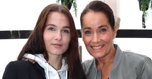 Happy jankell är avundsjuk på sin syster. Svenska Kandisbarn Som Liknar Sina Foraldrar Allas