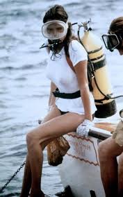 — как долго ты работаешь по этому проекту? Jacqueline Bisset In The Deep 1977 That T Shirt Made Me A Rich Man Said Director