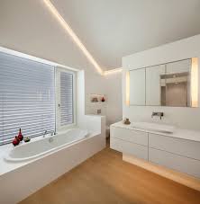 Ovviamente a seconda delle dimensioni del bagno bisogna capire quanti punti luce sono necessari. Fotogalleria 28 Idee Per Illuminare Il Bagno Come Un Professionista