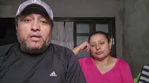 Nietas de Doña Coyo haciendo tortillas gorditas.