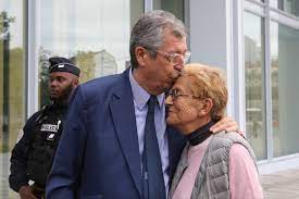 Jun 30, 2021 · patrick et isabelle balkany sont donc définitivement condamnés à, respectivement, à cinq et quatre ans de prison ferme et à dix ans d'inéligibilit. Isabelle Et Patrick Balkany Crient Leur 44 Ans D Amour Sur Les Toits