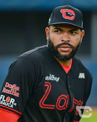 Los Cardenales de Lara 🆑 recibieron las incorporaciones de los lanzadores, Máximo  Castillo y Edwin Escobar a los entrenamientos 🇻🇪⚾️ 📸 @CardenalesDice  #TiempoExtraRD #LVBP