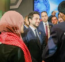 عندما أراد ملك الأردن عبدالله الثاني تهديد إسرائيل بصدام كبير، اختار أن يكون على يمينه ولي عهده الأمير الحسين، ما جعل الأمير، الذي يتغنى أردنيون بقدراته. ÙŠØ­Ø¶Ø± Ù…Ù†ØªØ¯Ù‰ Ø´Ø¨Ø§Ø¨ Ø§Ù„Ø¹Ø§Ù„Ù… Ù„Ù„Ù…Ø±Ø© Ø§Ù„Ø«Ø§Ù„Ø«Ø© ÙˆÙ„ÙŠ Ø¹Ù‡Ø¯ Ø§Ù„Ø£Ø±Ø¯Ù† Ø¯Ø§Ø¹Ù… Ø§Ù„Ø´Ø¨Ø§Ø¨ Ù…ØµØ± Ø§Ù„ÙˆØ·Ù†