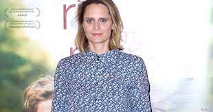 En ce moment, la comédienne entreprend un « retour aux sources » à lisbonne sur le tournage d'une nouvelle saison d' une famille formidable. Une Famille Formidable Julie De Bona Remplacee Pour La Saison 15 Puremedias