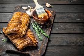 Costillas A La Plancha Con Salsa Hierbas Y Especias Sobre Un Fondo De Madera Foto Premium