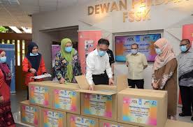 Status berkenaan kemudiannya dijawab seorang lagi pengguna laman sosial itu, euforia is yang maka mudah jika saya rumuskan begini. Penyerahan Pakaian Pelindungan Diri Ppe Kepada Hospital Tuanku Ja Afar Seremban Fakulti Sains Sosial Dan Kemanusiaan