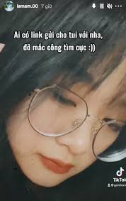 Theo camera hành trình ghi lại, một thanh niên không đội mũ bảo hiểm, điều khiển xe máy chạy song song với xe bồn một quãng đường dài, mục đích để tránh nắng. Uigfbs Ild7wkm