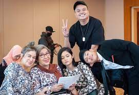 Ratu pantun sara kirana selafaz cinta senafas rindu sepahtu reunion al puasa 2019 sepahtu reunion al raya (2019) sepahtu reunion live (2019) sepahtu reunion raya gear 5. Selafaz Cinta Episod Akhir