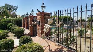 To get inspired, click through for 55 standout outdoor halloween decoration ideas, including fun diy projects as well as unique items that you. 30 Spooky Ideas To Decorate Front Gate Fence For Halloween 2020
