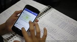 Resultado de imagen para comunicarnos con alumnos en el movil