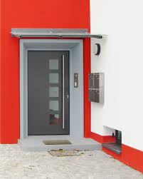 Das Moderne Design Des Turblattes In Verbindung Mit Dem Leuchtenden Rot Des Baukorpers Macht Diese Eingangsgestaltung Zum Hinguck Haus Modernes Design Haustur