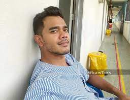 Alif satar lahir pada 19 september,1990).beliau ialah seorang penyanyi,pelakon dan pengacara tv. Showbiz Alif Satar Grateful For Kind Neighbours