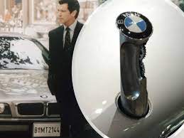 Morten feldmanns stück im sitzen. James Bond Bmw So Funktioniert Der 7er Aus Der Morgen Stirbt Nie Auto