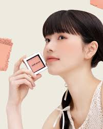 멜문 𝗣𝘂𝗿𝗲 𝗕𝗹𝘂𝗿𝗿𝗶𝗻𝗴 𝗕𝗹𝘂𝘀𝗵 퓨어 블러링 블러쉬 #허그 생기 있는 코랄 베이지 컬러 그윽한  베이지에 투명한 코랄이 더해져 데일리로 사용하기 좋은 음영 블러쉬🍁 레이어링 횟수에 따라 생기 있는 코랄부터 그윽한 음영까지