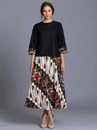 Ditambah dengan kerah batik dan desain segitiga pada bagian depan membuat model tunik ini cocok untuk menghadiri acara formal atau gathering. 18 Inspirasi Baju Batik Wanita Terbaru Untuk Membantumu Tampil Cantik