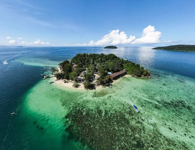 Mamutik Island, part of the Tunku Abdul Rahman Park near Kota Kinabalu,  boasts pristine beaches, crystal-clear waters, and a wealth of marine life.  Just a 15-minute boat ride from the city, it's