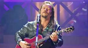 Unshaven guy with groomed long hair. Travis Tritt Shows Off Insane Guitar Skills In Long Haired Country Boy Performance Country Rebel