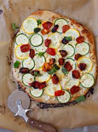 Pizza Med Squash Feta Og Grillede Tomater Mat Pa Bordet Mat Og Drikke Mat Matoppskrifter