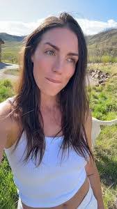 Gina Kellogg's Instagram, Twitter & Facebook