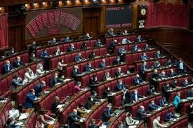 Trasmissione in diretta streaming fornita dalla camera dei deputati. Maxi Assembramento Alla Camera Deputati Pd E M5s In Massa In Aula Per Non Perdere Sul Mes Il Tempo