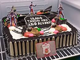 Yang bebas dari monster graveyard.di saat pengejaran, dia tidak sengaja menabrak shin hayata, seorang petugas dari science patrol, seorang yang sedang bertugas di sebuah jet. Kue Tart Anak Ultraman Spesialis Kue Ulang Tahun Jogja