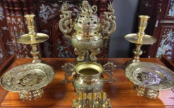 Mẹo hay làm sạch bóng lư hương đồng trên bàn thờ gia tiên đón Tết