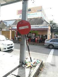 Tapi abis buang sampah sembarangan, di jalan pulang nemu iklan yang dipaku di pohon : Hshf On Twitter Kawan Kawan Ini Tanda Dilarang Masuk Ka Sila Buang Sampah Di Sini Mentaliti Bilanakberubah Dah2019