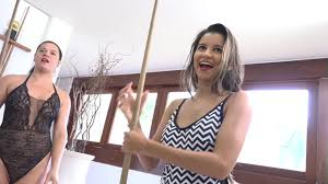 Safira Prado e Thiara Fox ficaram peladas na hora da sinuca