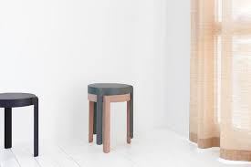 Damit ein tisch aus eiche nicht wuchtig erscheint und in kleinen zimmern nicht drückend wirkt, kann das holz in heller farbe gestrichen werden oder die. Design Hocker Stapelbar Rund Aus Holz Schoner Wohnen