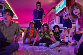 Netflix发布了《怪奇物语》第四季的先导预告片。 预告片似乎预示着接下来的几集会揭示更多关于小11的背景故事。 《怪奇物语》第四季还未确定开播日期。 视频画面： 本文由游民星空制作发布，未经允许禁止转载。 æªå¥ç©èª3 ç¬¬ä¸éæé·å½±è© æ°ä¸å­£å¿é æ³¨æçæ°çé» å¤å¤çé»å½± ææ° æè±å¯çå½±è¦è©è«å'æ°è