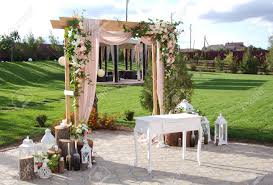 Pendientes de boda para invitada. Arco Para La Ceremonia De La Boda Decorado Con Flores De Tela Y Vegetacion Se Encuentra En Un Bosque De Pinos Fotos Retratos Imagenes Y Fotografia De Archivo Libres De Derecho Image