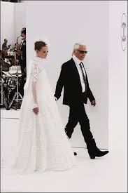 Exklusives kleid von karl im interview verriet die schauspielerin. Karl Lagerfeld Und Die Chanel Braut In 28 Laufsteg Bildern Vogue Germany
