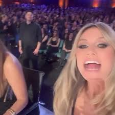 Say cheese 🤳 #AGT Simon Cowell Sofia Vergara