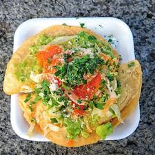 Empecemos con los deliciosos chuchitos, una especie de tamal que constituye un platillo tradicional y emblemático de la cocina local, elaborado a base de masa de maíz y un. Los 10 Platillos Mas Tradicionales De Guatemala Segun Culture Trip