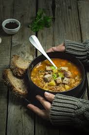 Fate rosolate uno spicchio d'aglio e la pancetta tagliata a dadini in un tegame con un paio di cucchiai d'olio. Zuppa Di Lenticchie Patate E Salsiccia Tacchi E Pentole