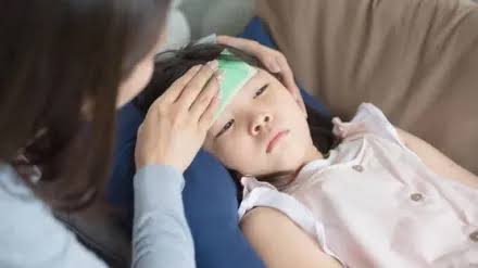 Trẻ bị sốt chân tay lạnh đầu nóng: Nguyên nhân và giải pháp