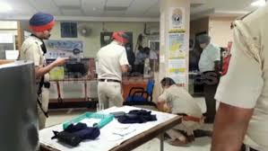 Uco bank branches for ifsc, micr, address and contact numbers. Police Personnel Investing The Spot Where 4 Robbers Strike At Uco Bank Branch And Flee With Rs 6 Lakh 20 Thousand After Killing A Guar Contentgarden