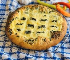 8.prăjiți lipia pe tigaia înfierbântată, până se rumenește pe ambele părți. Lipie De CasÄ Cu Mozzarella Unt Usturoi Èi PÄtrunjel Chef Nicolaie Tomescu