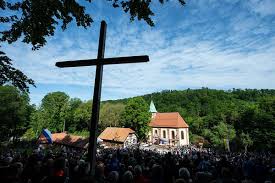 Die farbe des pfingstfestes ist deshalb rot. Thuringen Ohne Mannerwallfahrt Himmelfahrt Im Zeichen Von Corona Thuringen Insudthuringen