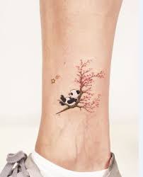 Quelle fleur choisir et où la faire au japon, le lotus et la fleur de cerisier font partie des éléments naturels de prédilection pour les tatouages traditionnels hauts en couleurs. 25 Modeles De Tatouages Fleurs De Cerisier Tiny Tattoos Beautiful Tattoos Best Tattoo Designs