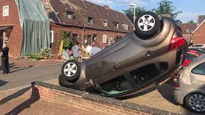 Wetter in deutschland und nrw: Unwetter Uber Nrw Tornado In Bocholt Schleudert Auto Durch Die Luft Stern De