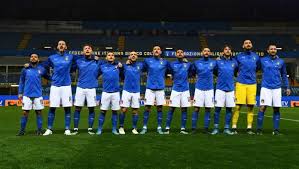 Trovare online calcio shop a acquisto maglie calcio a poco prezzo, ti offriamo una gamma completa di maglie da calcio per la squadra nazionale selezionata per la coppa europa 2021. Italia Svelata La Nuova Maglia Della Nazionale 2021 22 Foto