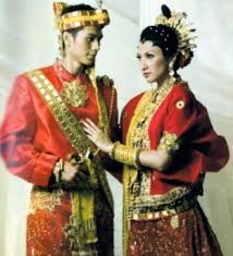Tak terkecuali dengan sulawesi selatan, provinsi dengan ibukota makasar ini juga memiliki beragam adat istiadat di dalamnya, terutama pakaian adatnya. 8 Pakaian Adat Tradisional Sulawesi Selatan Gambar Dan Penjelasannya Silontong