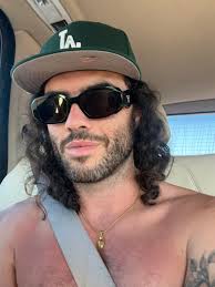 Hey guys! Just wanted to say Hi. I'll be in LA for a month. Would love to  connect ❤️