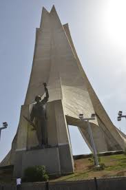 مقام الشهيد ويسمى أيضا رياض الفتح هو نصب تذكاري للثورة الجزائرية يطل على مدينة الجزائر العاصمة، وبني هذا المقام سنة 1982 بمناسبة إحياء الذكرى العشرين لاستقلال الجزائر، ويقع على هضبة الحامَّة المطلة على خليج الجزائر العاصمة وضواحيها، واختيرت له الذكرى العشرون لاستقلال. ÙƒÙˆÙ†Ø§ Ù…Ù‚Ø§Ù… Ø§Ù„Ø´Ù‡ÙŠØ¯ Ø±Ù…Ø² ØµÙ…ÙˆØ¯ ÙˆØªØ¶Ø­ÙŠØ§Øª Ø§Ù„Ø´Ø¹Ø¨ Ø§Ù„Ø¬Ø²Ø§Ø¦Ø±ÙŠ Ù…Ù† Ø£Ø¬Ù„ Ø§Ø³ØªÙ‚Ù„Ø§Ù„Ù‡ Ø§Ù„Ø«Ù‚Ø§ÙØ© ÙˆØ§Ù„ÙÙ†ÙˆÙ† ÙˆØ§Ù„Ø¢Ø¯Ø§Ø¨ 13 07 2018