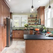 Black and white will always be a classic color combo but the addition of this fantastic orange tone is such a genius way to create something unique. 75 Beautiful Kitchen With Green Backsplash And Black Countertops Pictures Ideas May 2021 Houzz