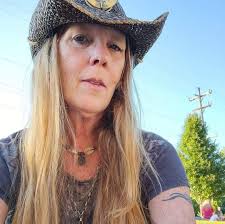 Find your next heart-stopping shade with Avon True Color. 💄